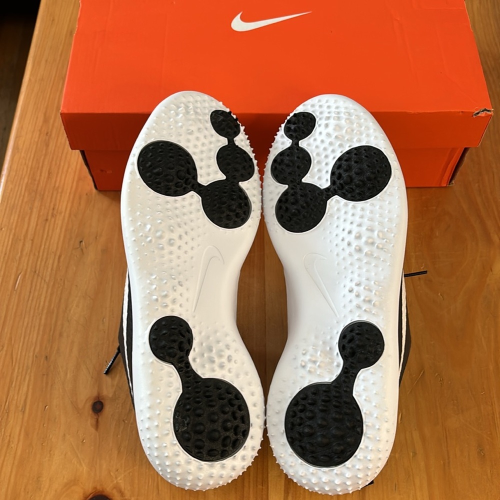 Nike Women’s Black and White Athletic Running Shoes - Picture 13 of 16